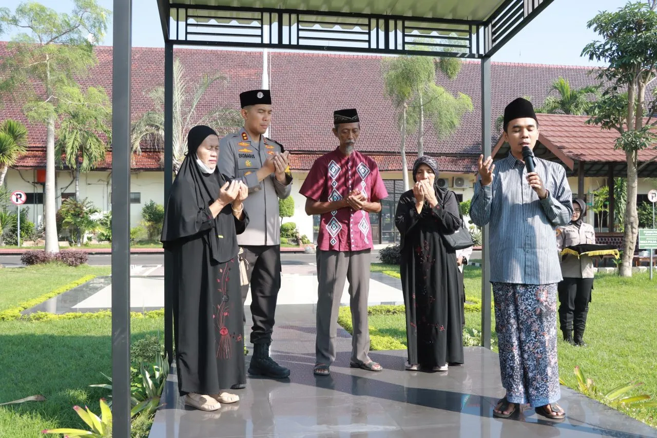 Orang Tua Briptu Rian Ikut Doa Bersama di Polres Jombang untuk Anaknya