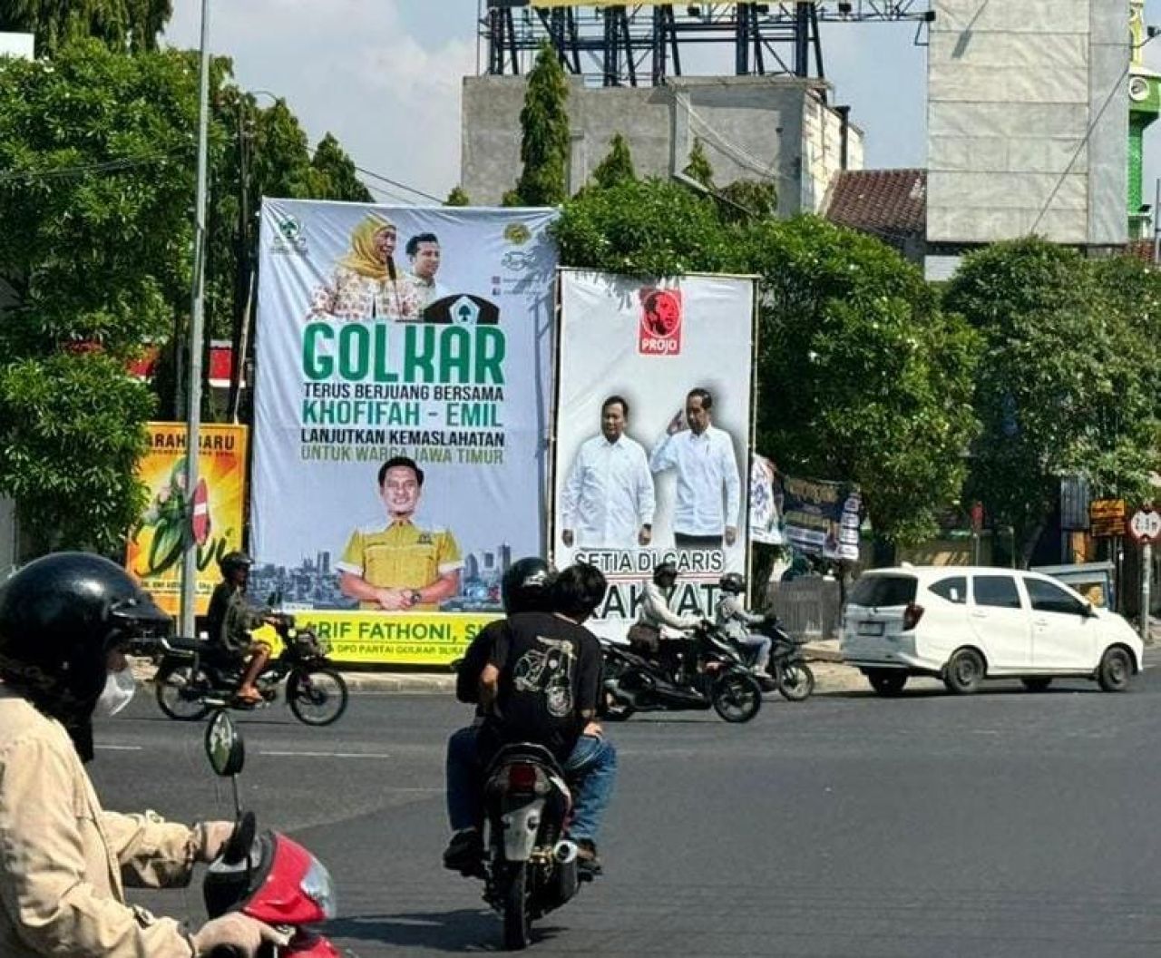 Baliho Khofifah - Emil Bertebaran di Jalan Protokol, Golkar Surabaya: Gas Pol