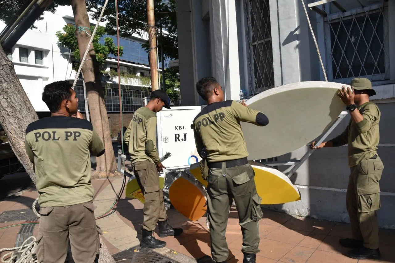Satpol PP Surabaya Tertibkan 20 Reklame Tak Berizin