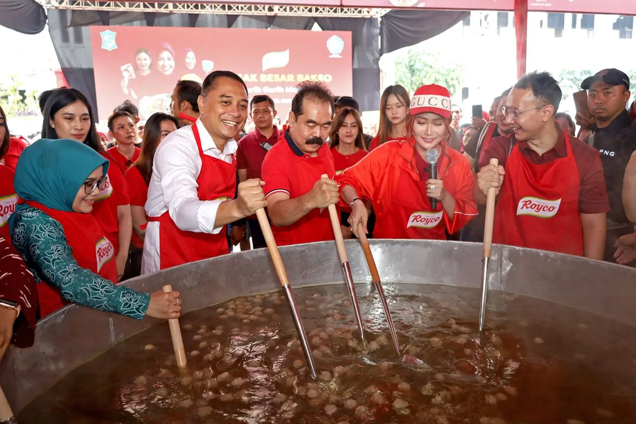 Keseruan Wali Kota Eri bersama Inul 'Ratu Ngebor' Masak Besar 1500 Porsi Bakso