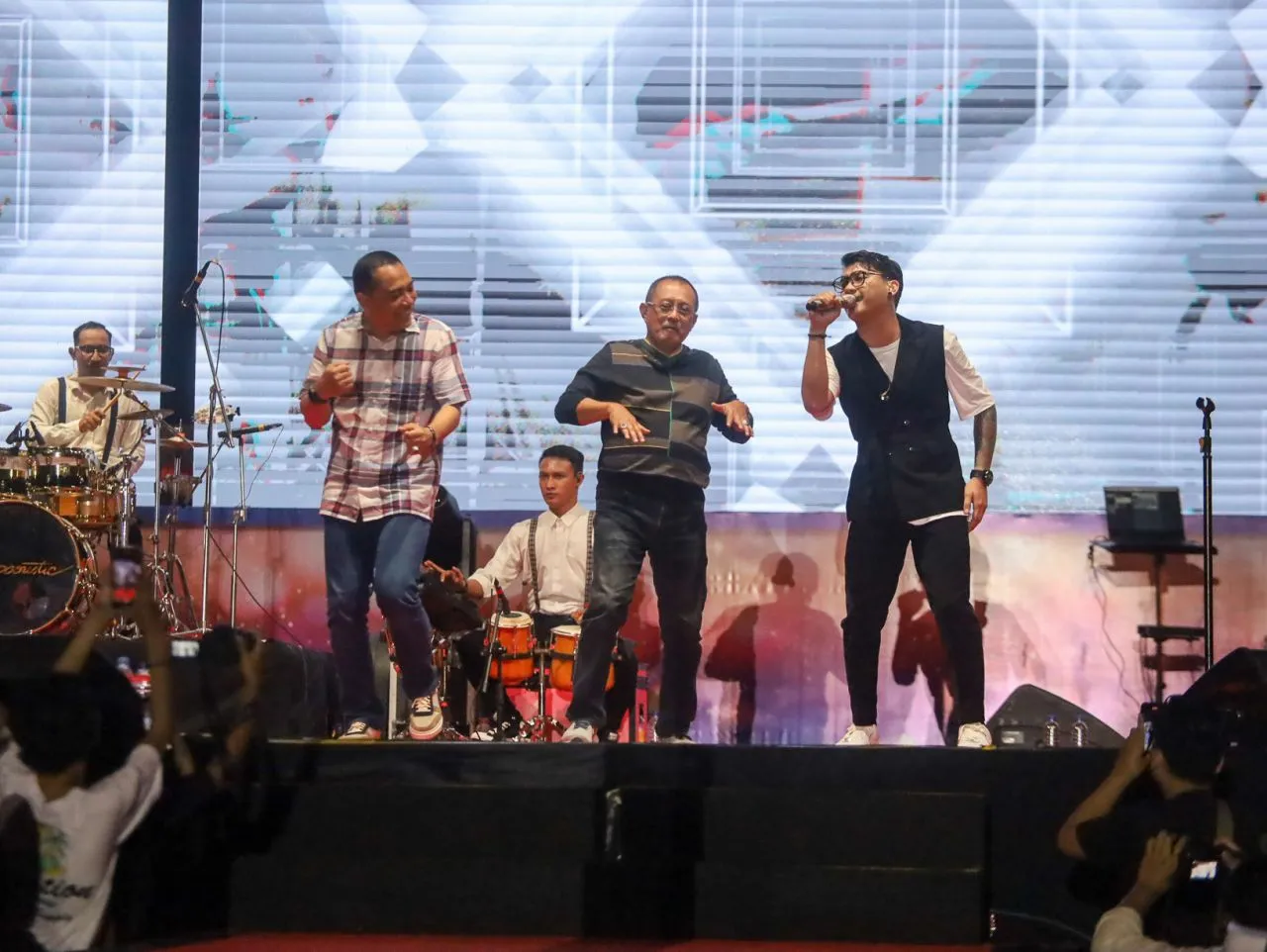 Ribuan Warga Surabaya Tumplek Blek di Balai Kota Saksikan Konser HJKS ke-731