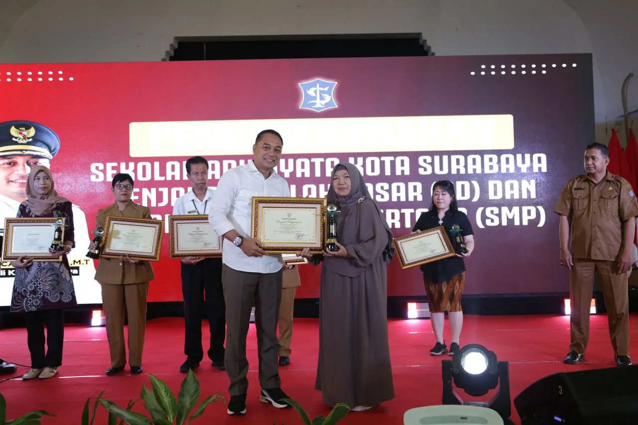 65 Sekolah di Surabaya Terima Penghargaan Adiwiyata Tingkat Kota