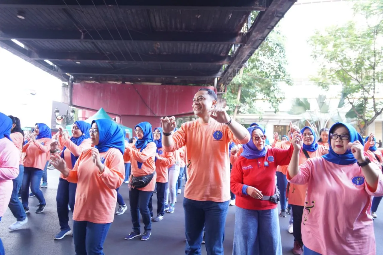 Ratusan Peserta "Line Dance Bareng Nang Tunjungan" Surabaya