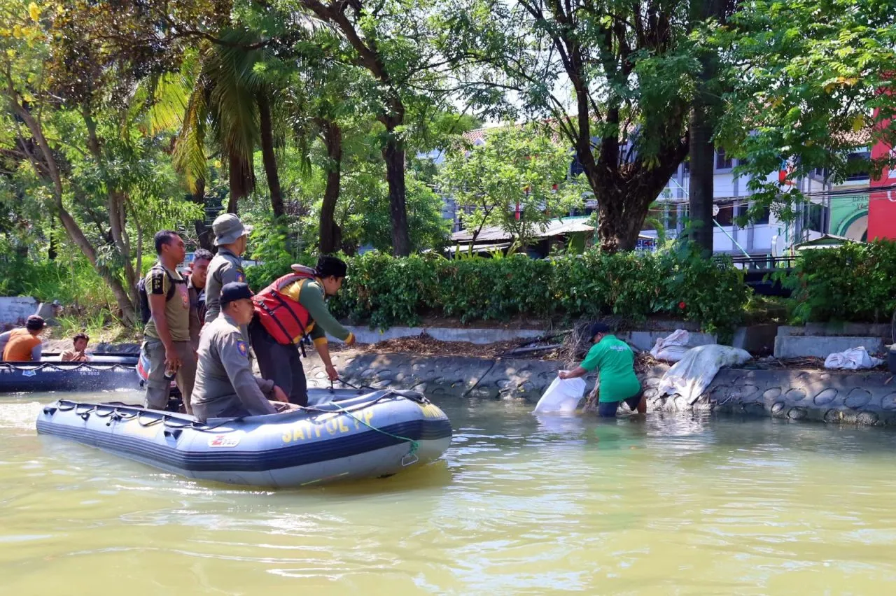 Susur Kalimas, DLH Surabaya Masih Temukan Warga Buang Kotoran Hewan Kurban di Sungai