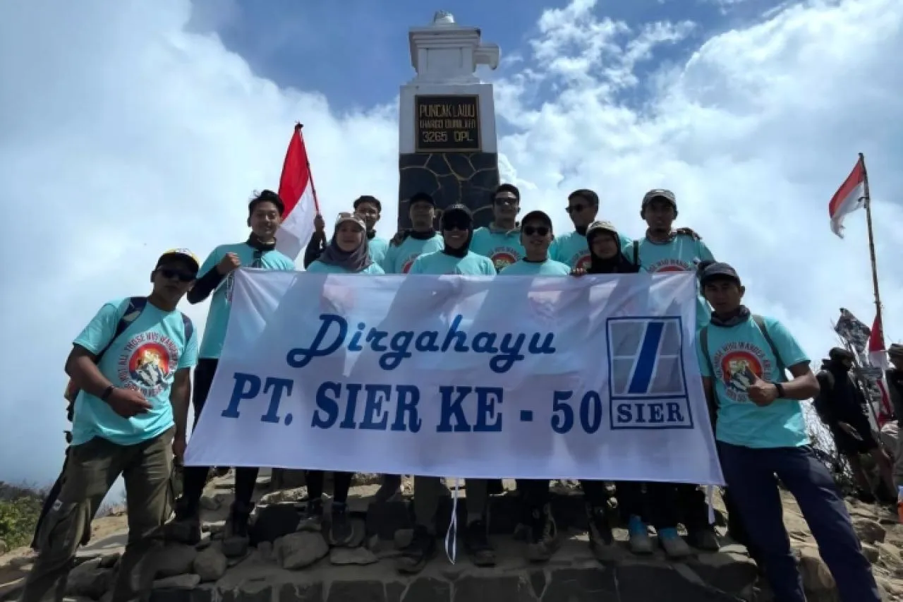 Dirgahayu Ke-50 SIER: Karyawan Ekspedisi pendakian ke Puncak Lawu