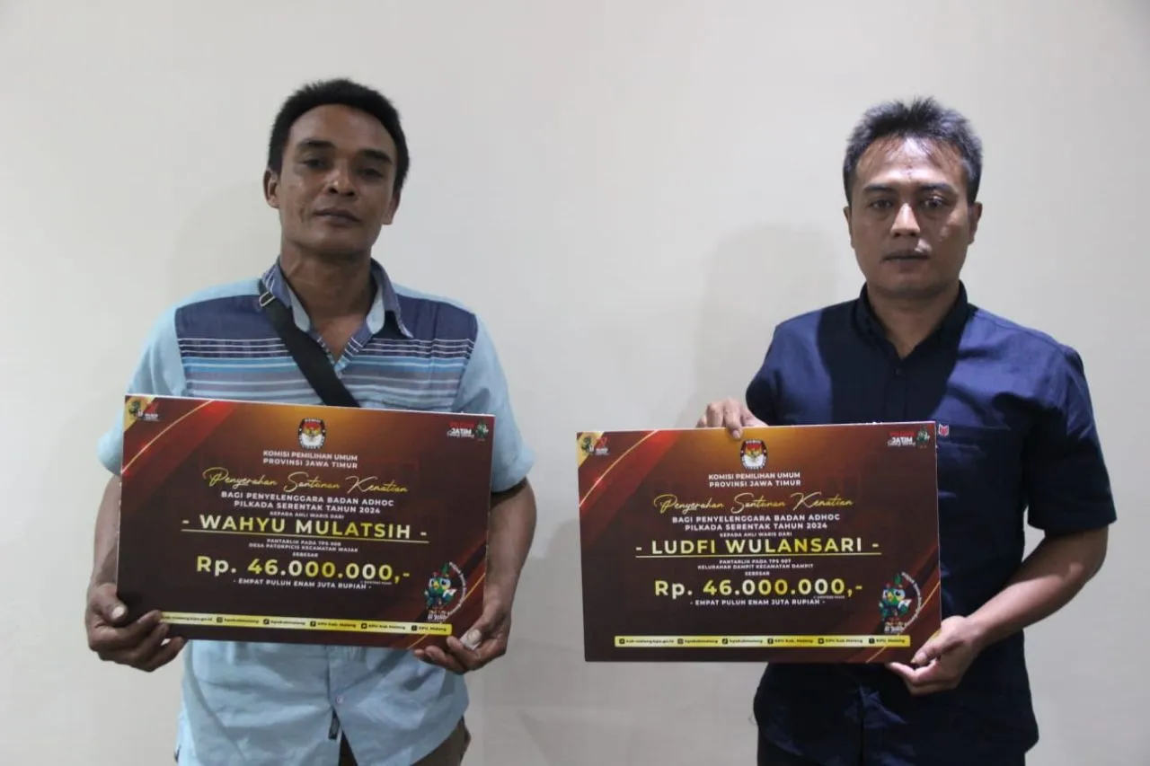 KPU Jatim Serahkan Santunan Kepada Ahli Waris Pantarlih yang Meninggal Dunia