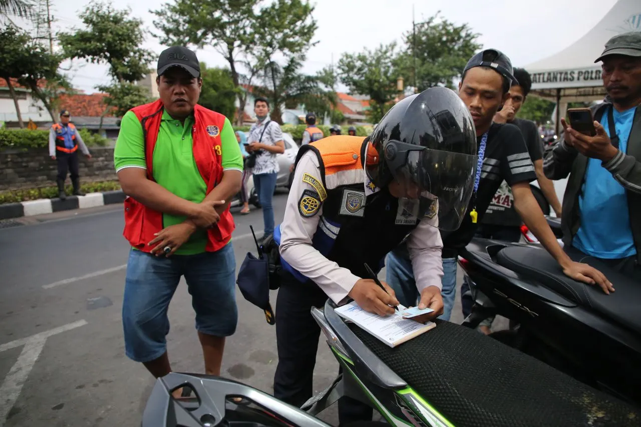 Dishub Surabaya Tindak Tegas Jukir Liar di Kota Lama, Lima Orang Disanksi Tipiring