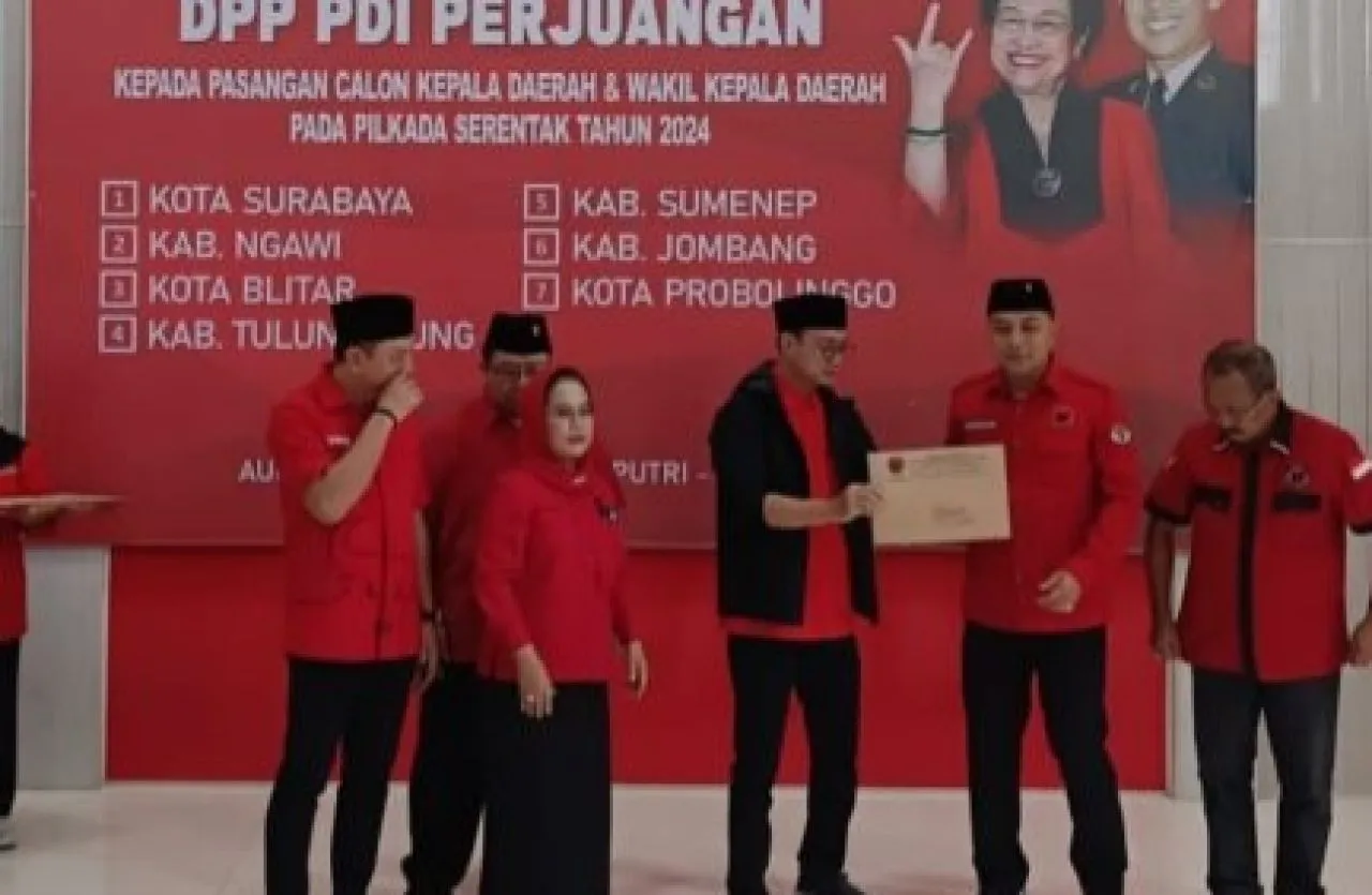 PDIP Jatim Serahkan Rekom Eri - Armuji Maju Pilwali Surabaya 2024