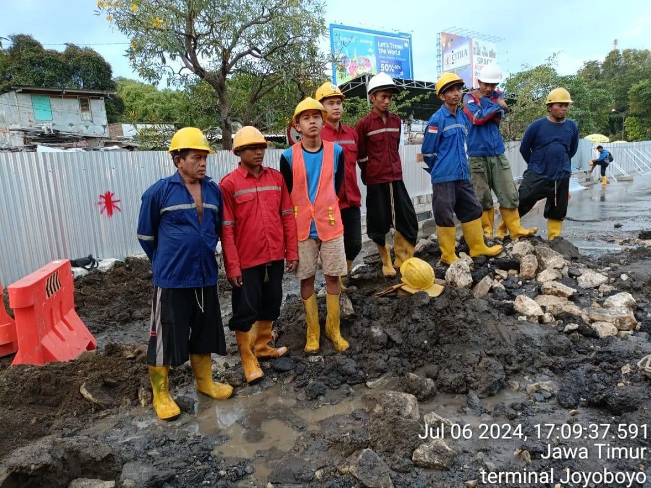Gerak Cepat Penanganan Pipa PDAM Bocor di Terminal Induk Joyoboyo
