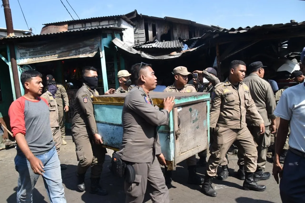Tegas! Satpol PP Surabaya Tertibkan 145 PKL di Pasar Loak Dupak Rukun