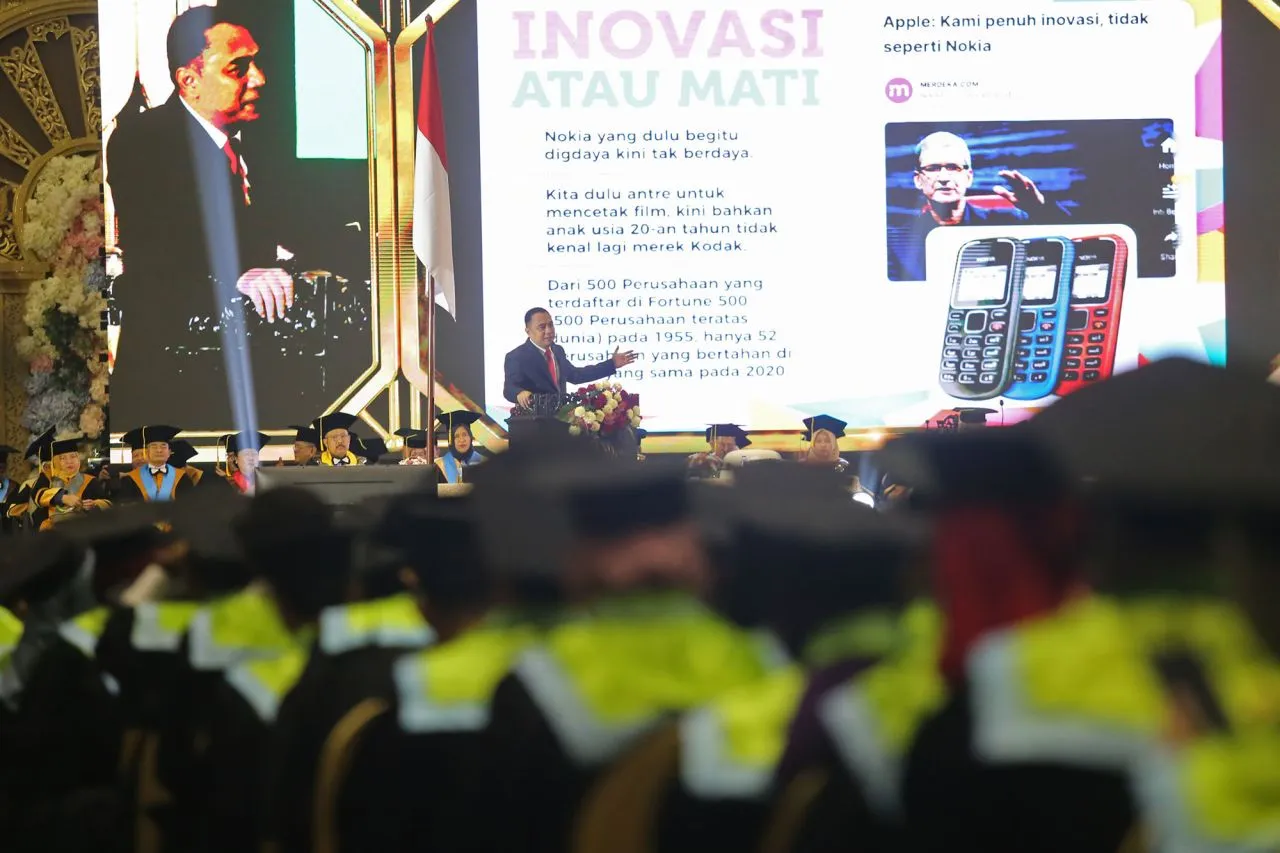 Dihadapan Ribuaa Wisudawan UNESA, Wali Ko