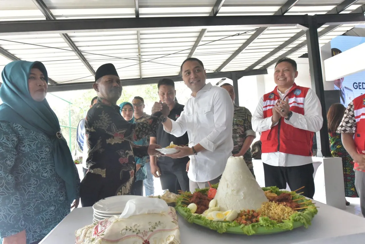 Resmikan Fasum, Wali Kota Eri Ubah Wajah Eks Lokalisasi Moroseneng