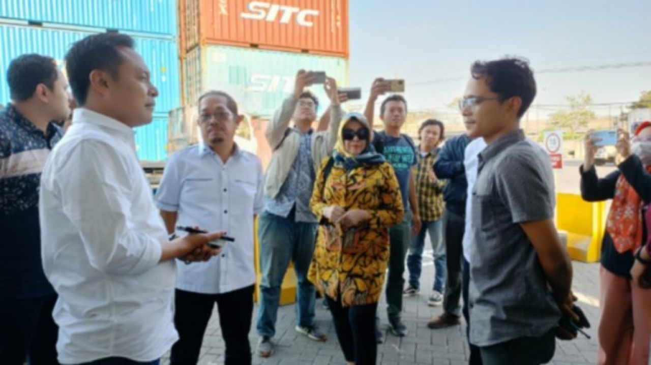 Foto: Komisi A DPRD Kota Surabaya Saat Sidak di Depo Kontainer