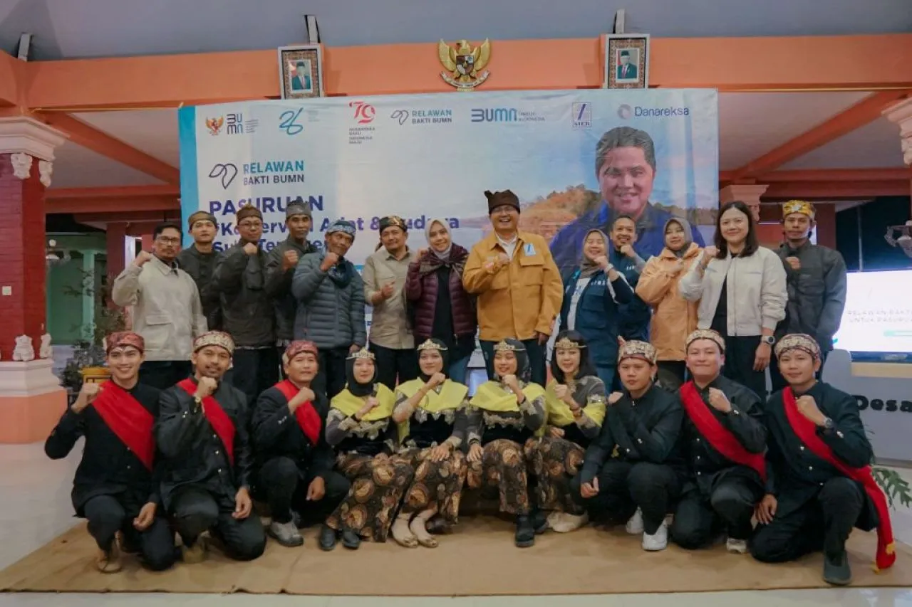 Dirut SIER Bersama Relawan Bakti BUMN Batch VI Ikuti Upacara Bendera HUT RI Ke-79 di Desa Tosari