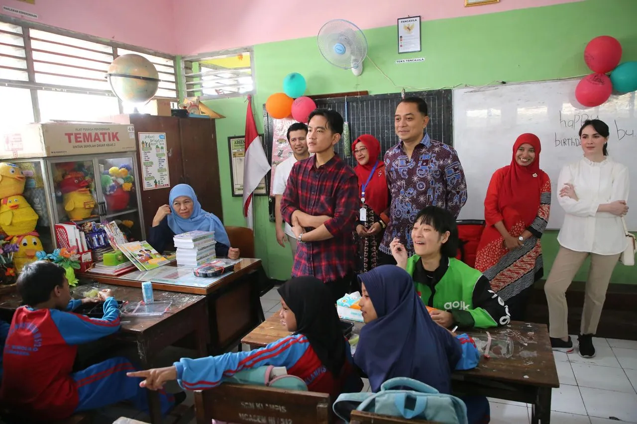 Dampingi Gibran Simulasi Makan Bergizi di Surabaya, Pengamat: Komunikasi yang Baik dari Eri Cahyadi
