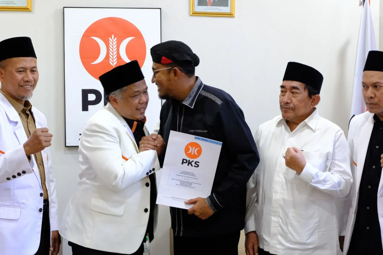 PKS Jatim Serahkan SK DPP untuk Hari Wuryanto dan Ahmad Fauzi