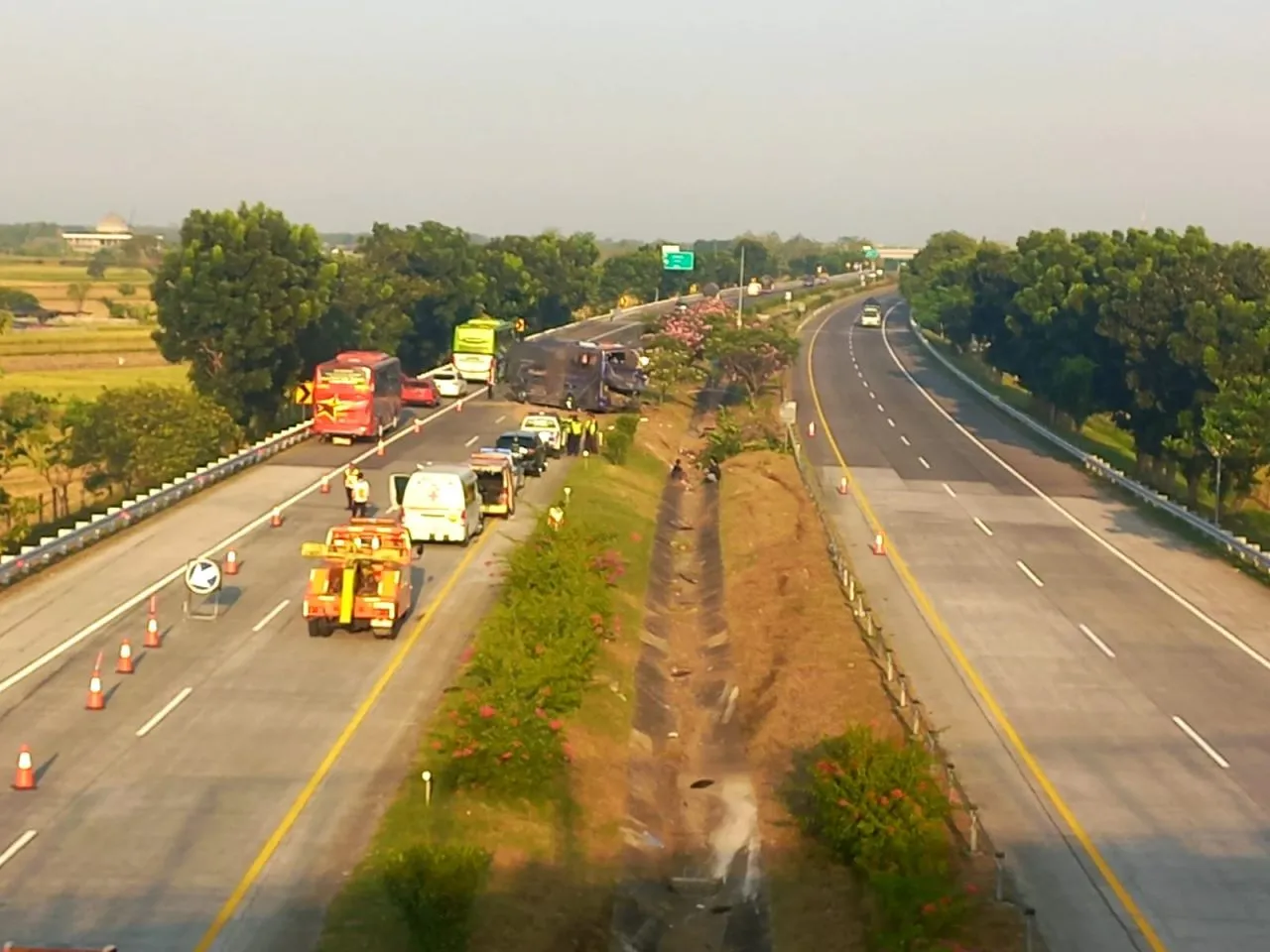 Bus Hilang Kendali hingga Terguling Di Jalan Tol Jombang