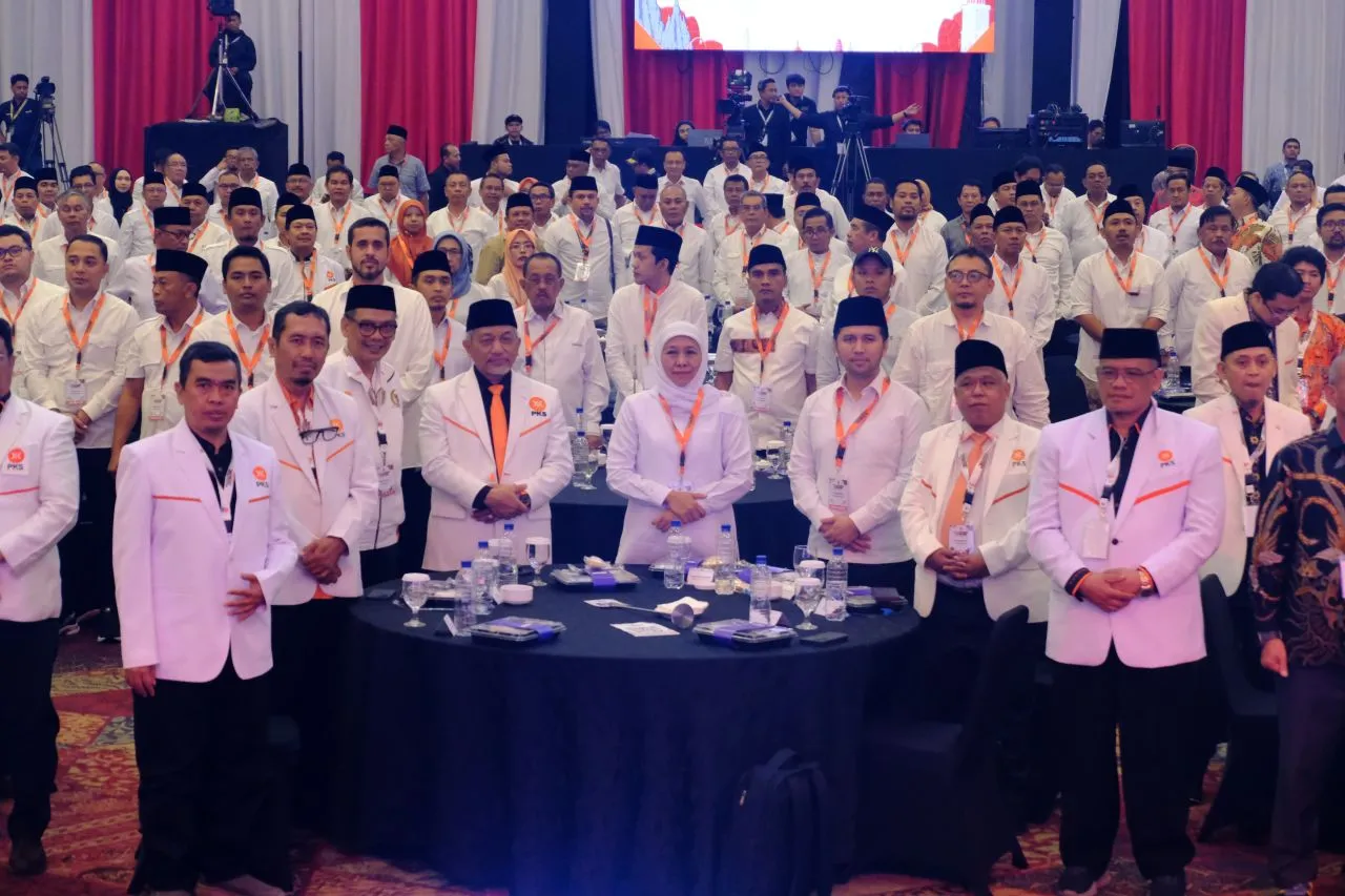 Presiden PKS Serahkan Form B1 KWK ke Khofifah-Emil dan 28 Pasangan Cakada se-Jatim