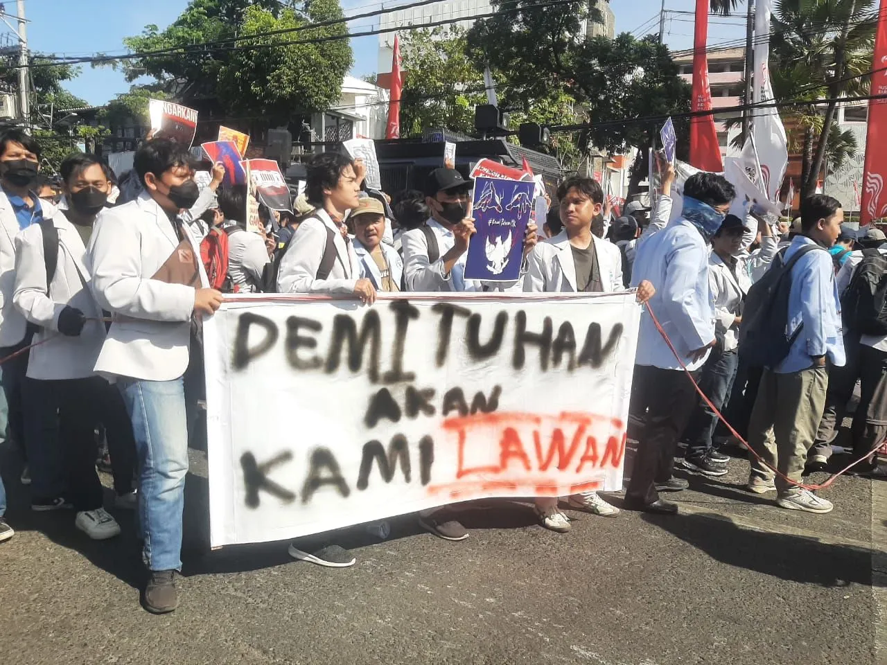 Ribuan Mahasiswa Gelar Aksi Demo Kawal Putusan MK di DPRD Jatim