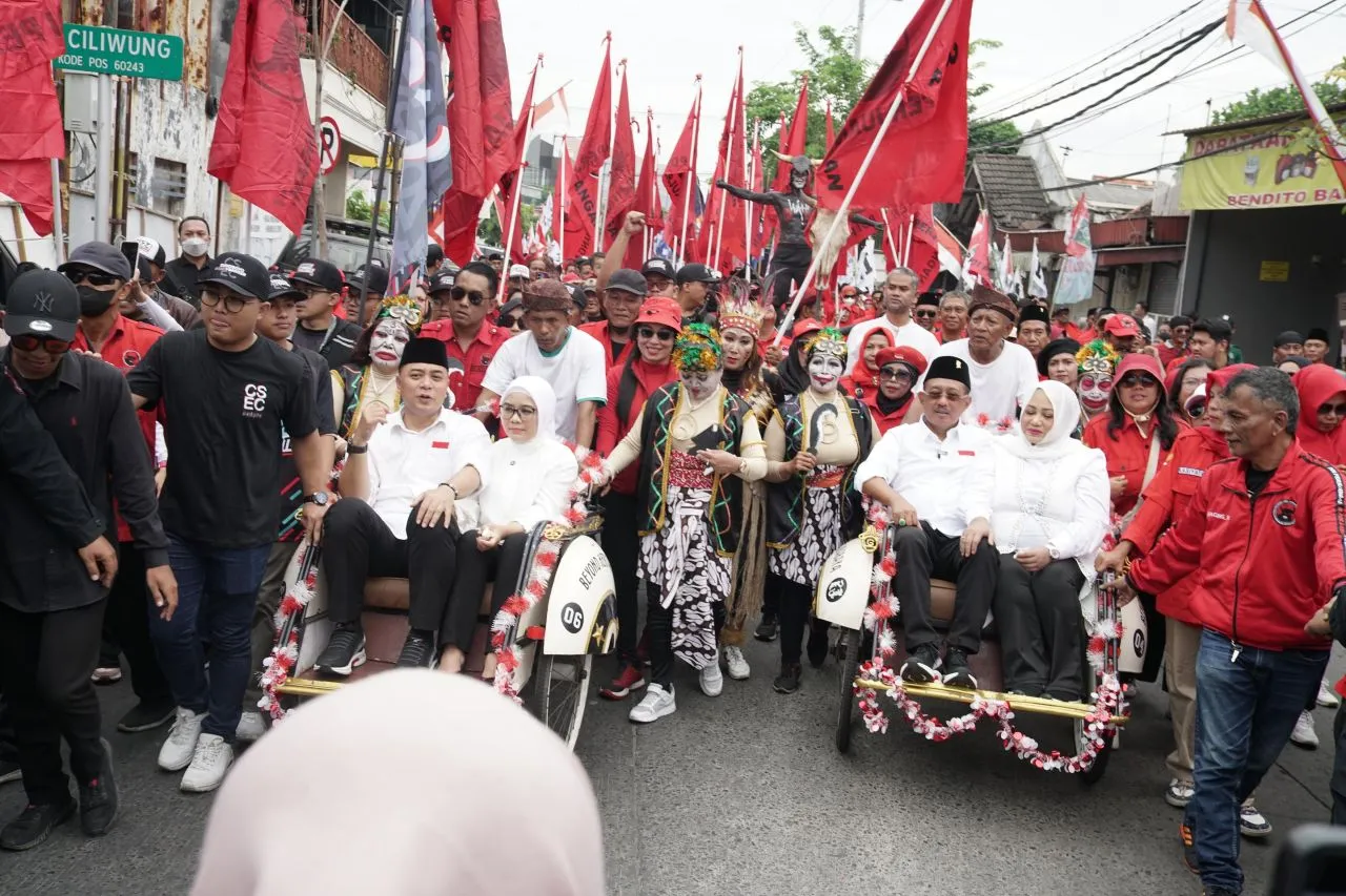 Daftar ke KPU Surabaya, Eri Cahyadi - Armuji Naik Becak di Kawal Ribuan Simpatisan