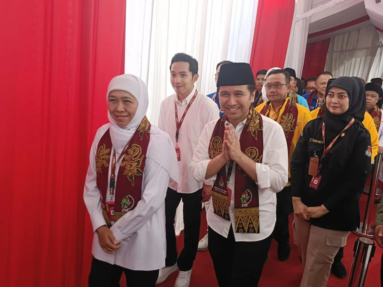 Daftar Ke KPU,  Khofifah-Emil Naik Sepeda Motor Listrik di Kawal Ribuan Simpatisan