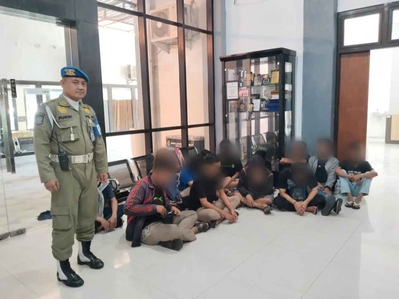 Tengah Pesta Miras, 13 Orang Diamankan Satpol PP Surabaya