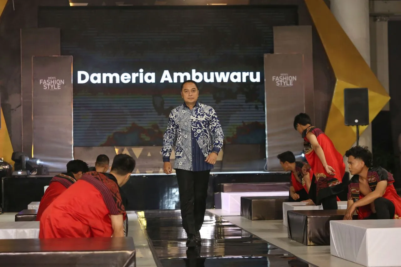 Bak Model Profesional, Walikota Eri Tampil Fashion Show On di Ajang MFSR 2024