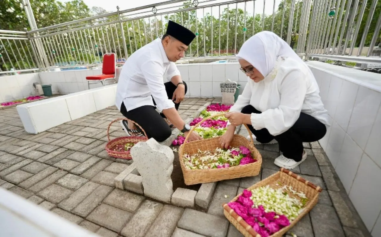 Eri Cahyadi Ziarah ke Mendiang Ayahanda, Awali Pendaftaran ke KPU dengan Teladan Ikhlas Melayani