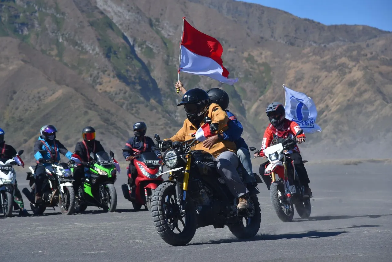 HUT ke-79 RI, Karyawan SIER Kumandangkan ‘Indonesia Raya’ di Lautan Pasir Bromo