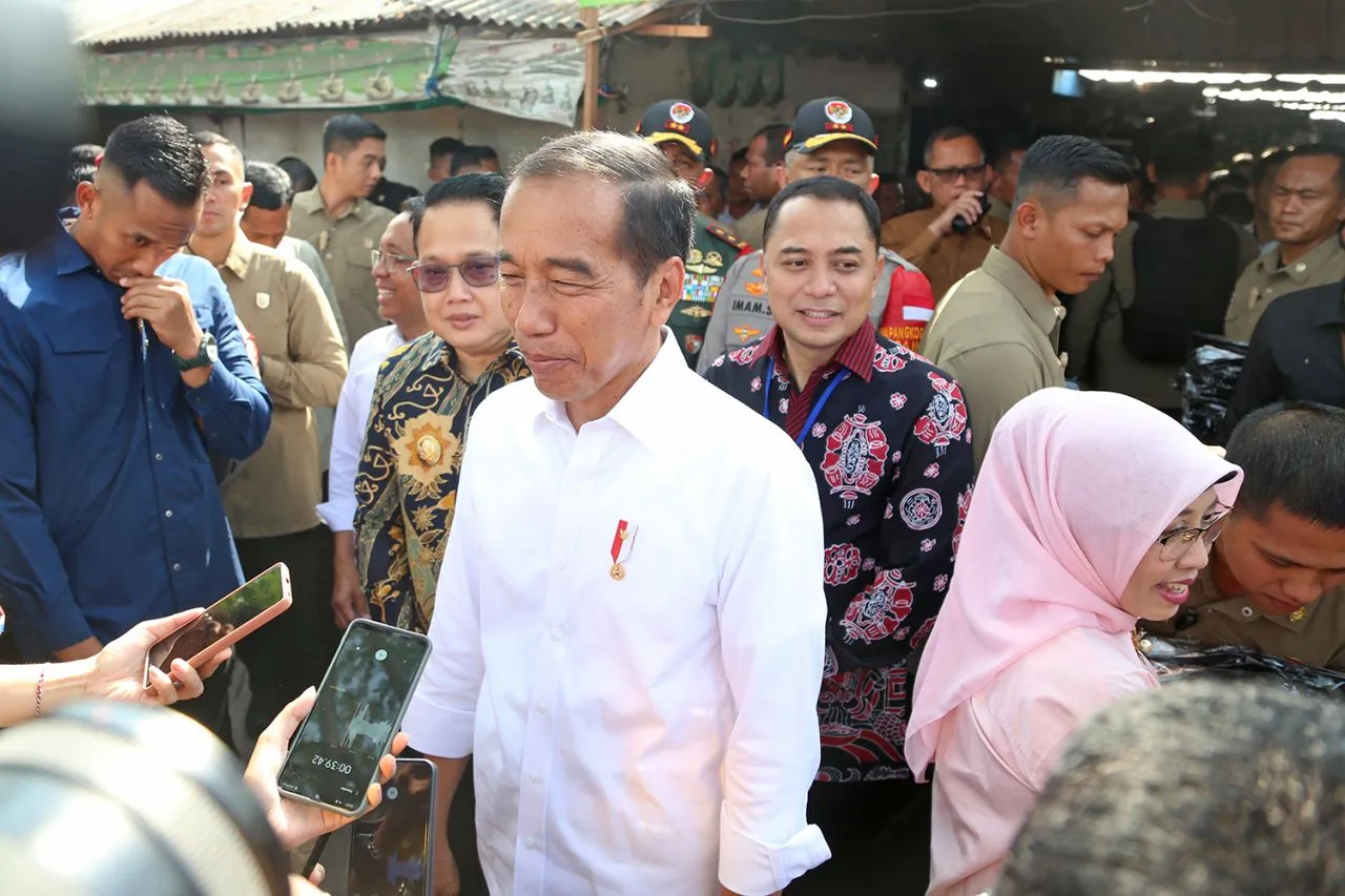 Kunjungi Pasar Dukuh Kupang, Presiden Jokowi : Harga Telur Terlalu Murah