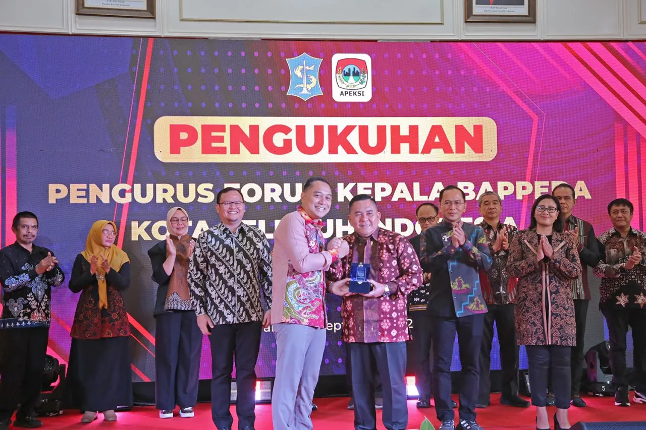 Kukuhkan Pengurus Forum Bakti 2024-2026, Ini Pesan Ketua APEKSI Eri Cahyadi 