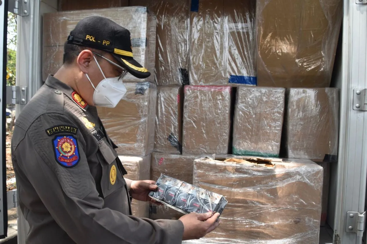 Pemkot Surabaya Bersama Bea Cukai Gagalkan Penyelundupan 1,4 Juta Batang Rokok Ilegal