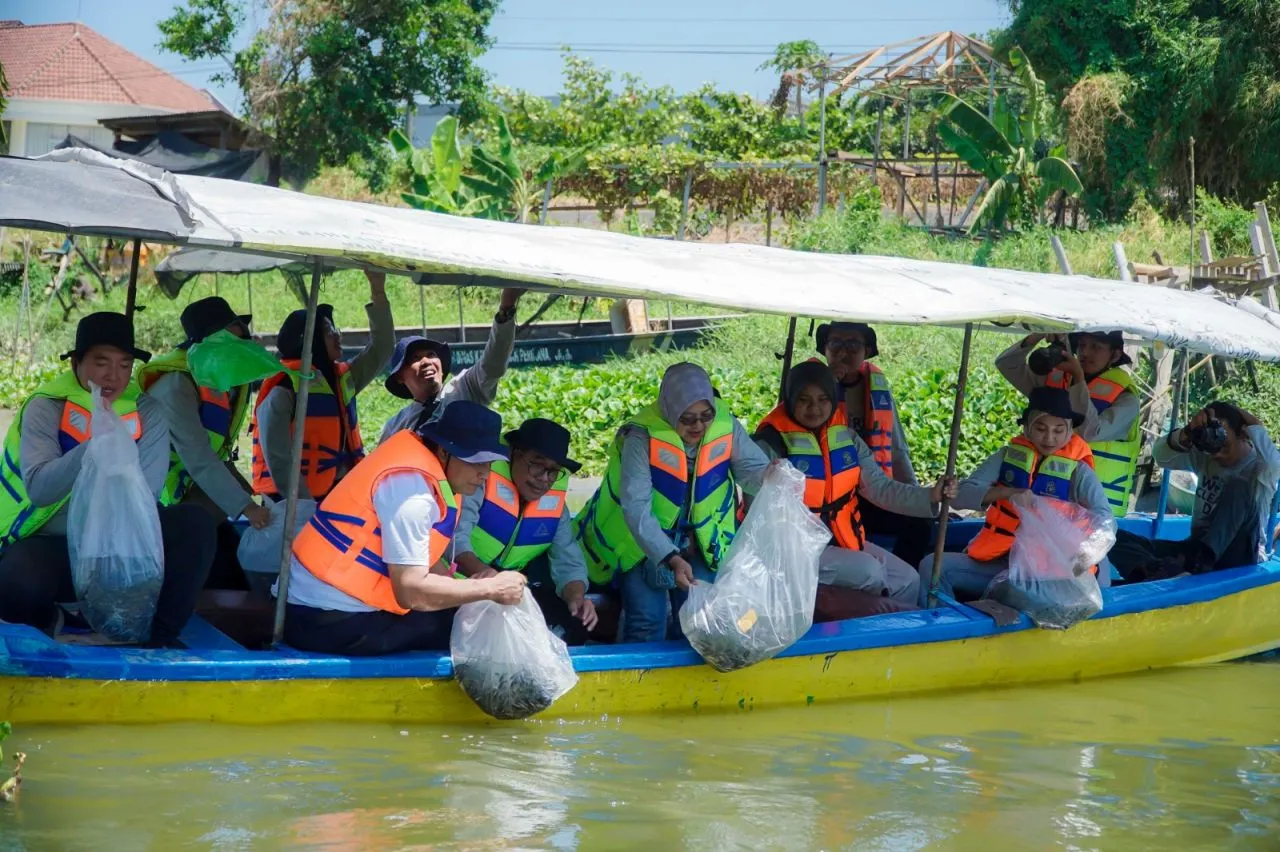 SIER Bersama PJT I dan PSS Gelar Aksi Bersih Sungai dan Tebar 10 Ribu Benih Ikan di Kali Wonokromo