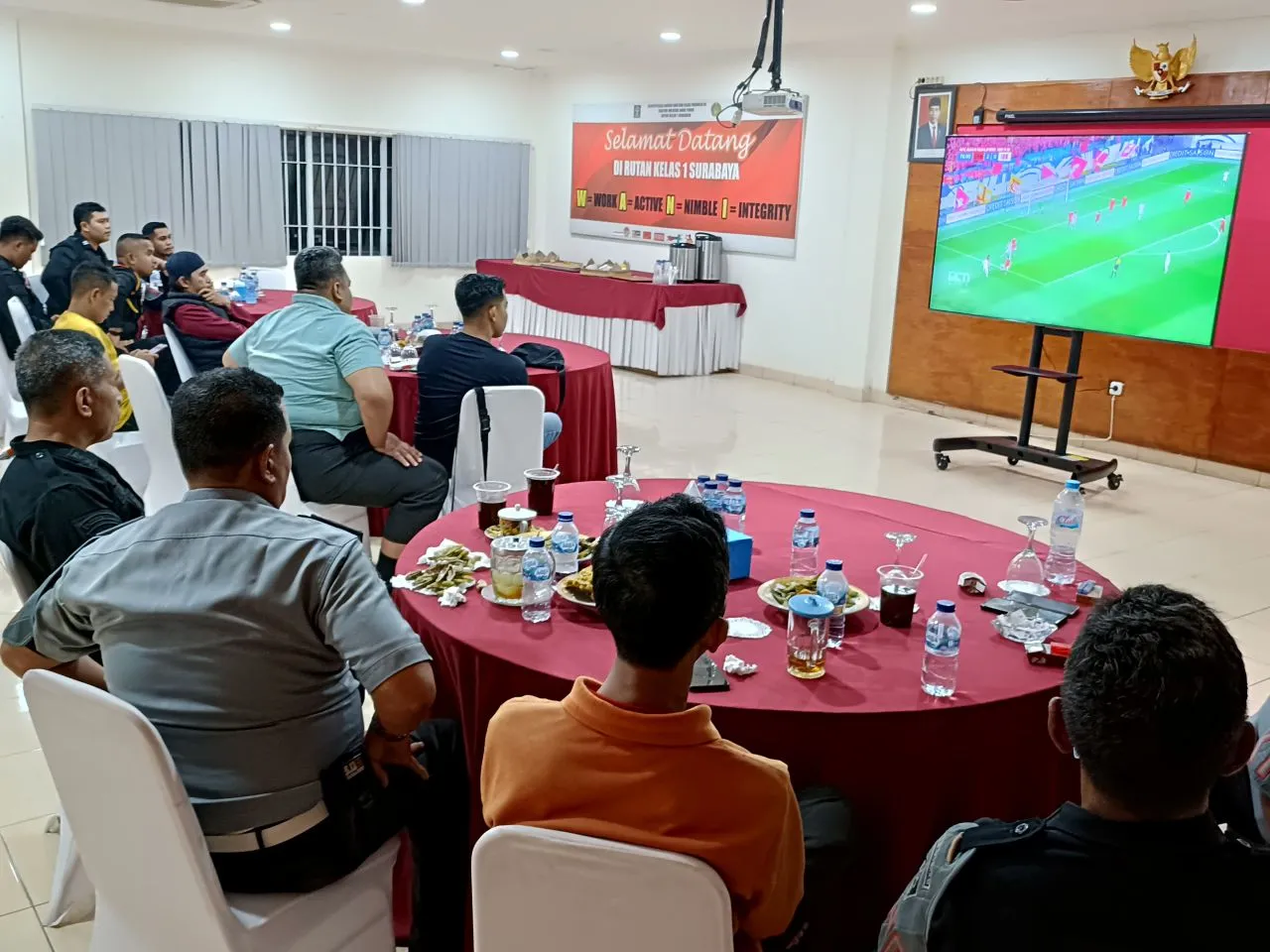 Karutan Kelas 1 Surabaya Ajak Warga Binaan Nobar Laga Timnas Indonesia Vs China 