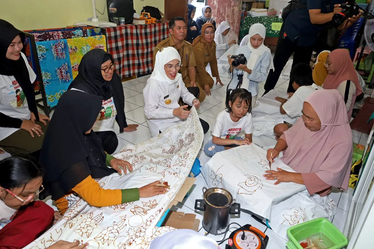 PJs Wali Kota Surabaya Tinjau Kelompok Jahit Ibu dan Batik Anak Inklusi