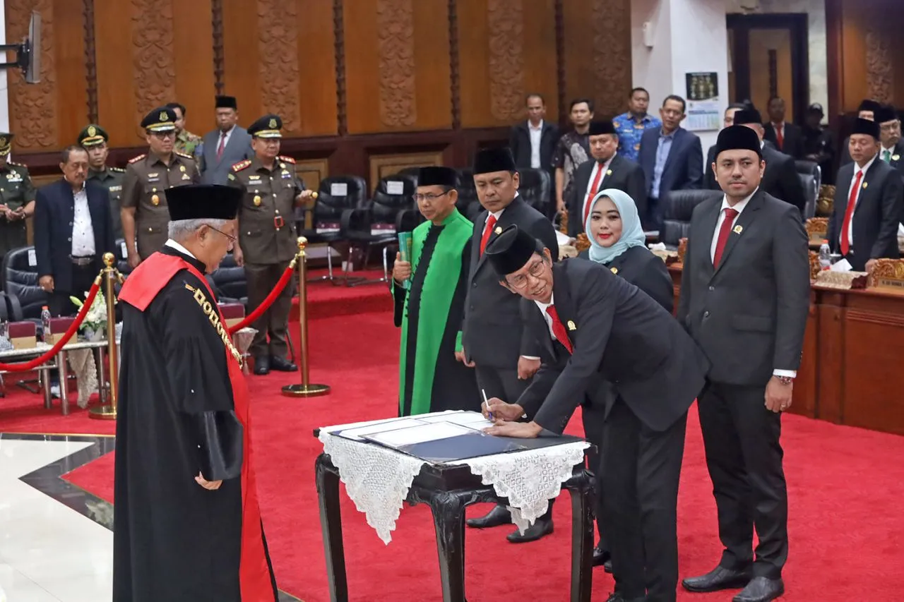 PJs Wali Kota Surabaya Hadiri Pelantikan Pimpinan Definitif DPRD Kota Surabaya Periode 2024-2029