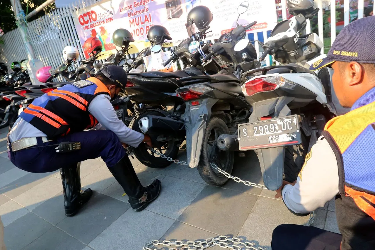 Dishub Surabaya Gembok Puluhan Motor, Dua Pria Diamankan