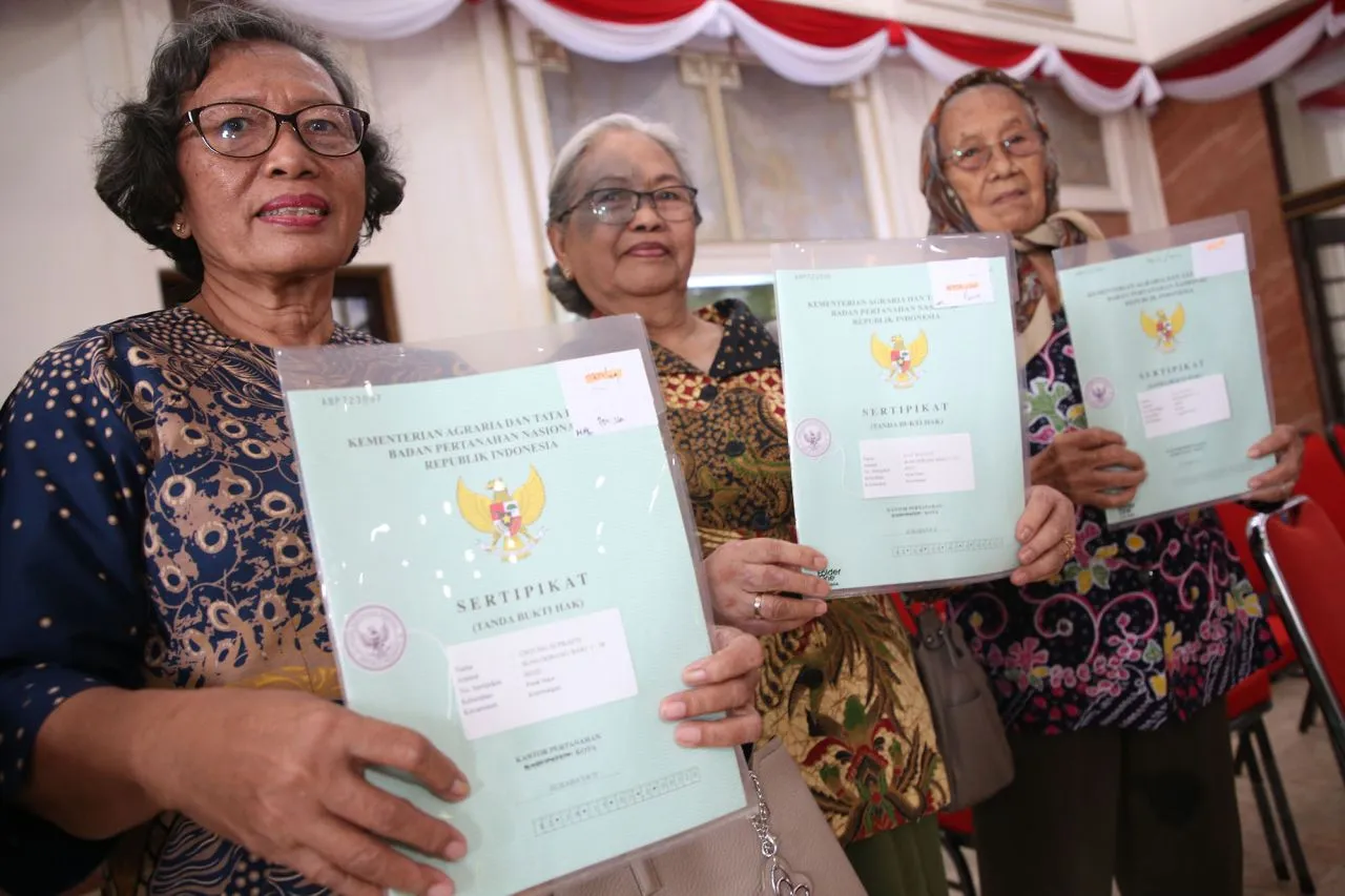 Pemkot Surabaya Serahkan 39 Sertifikat HGB kepada Warga Pemegang IPT