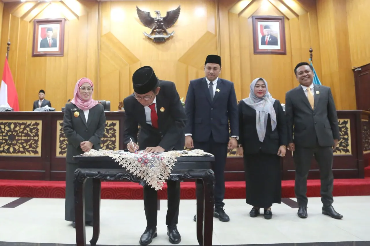 Adi Sutarwijono Resmi Ditetapkan Ketua DPRD Kota Surabaya 2024-2029 