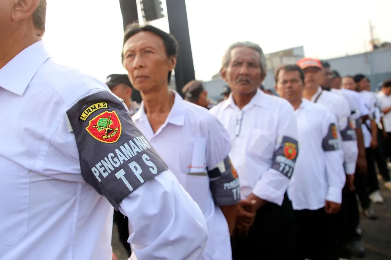 Ribuan Satlinmas dan Nakes Diterjunkan Amankan TPS se- Surabaya