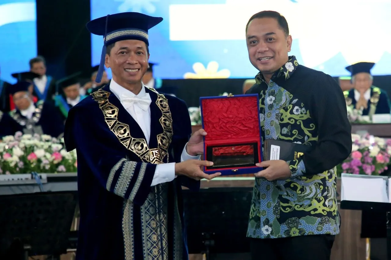 Eri Cahyadi Terima Penghargaan "Wira Adhiwasesa" dalam Dies Natalies ITS ke-64