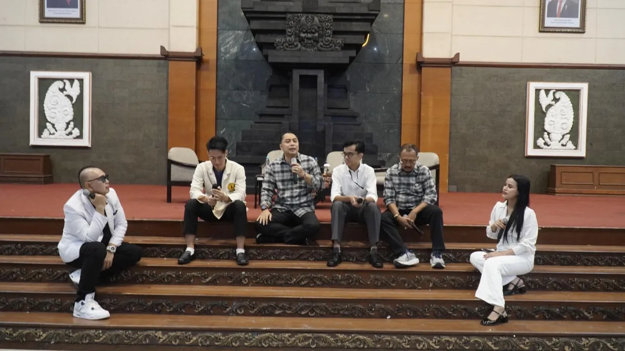 Eri - Armuji Pamer Programnya Dihadapan Mahasiswa UWK Surabaya