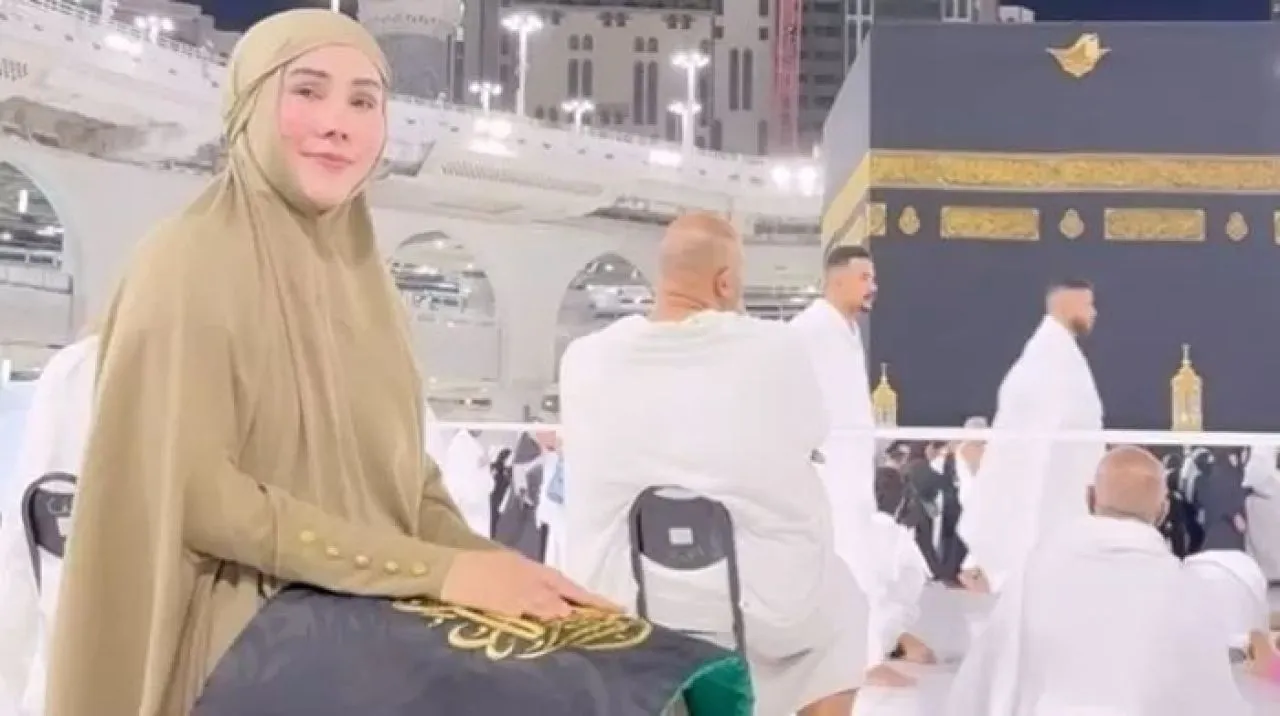 Selebgram Transgender Isa Zega Dihujat Netizen Buntut Umrah Pakai Hijab