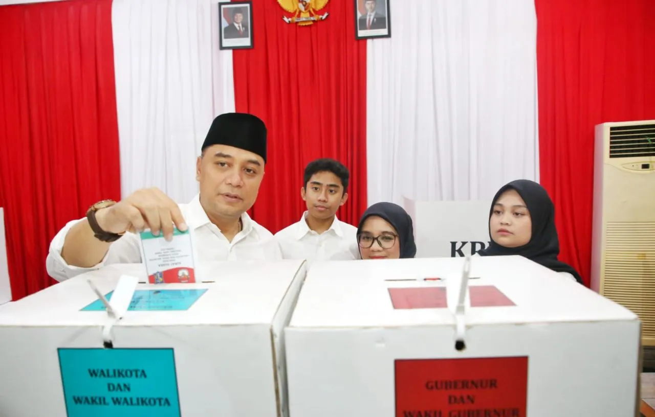 Eri Cahyadi Beserta Keluarga Nyoblos di TPS 04