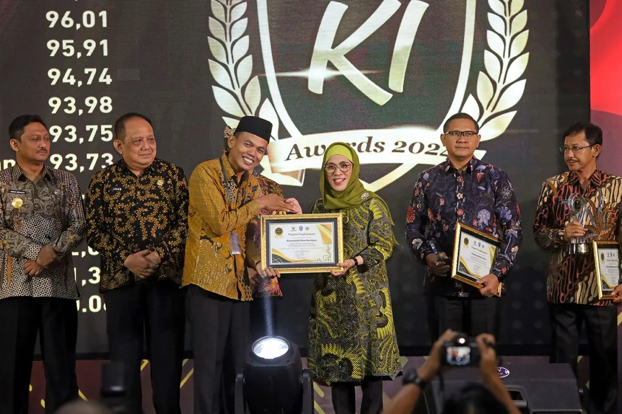 Pemkot Surabaya Raih Penghargaan Badan Publik Informatif dalam KI Jatim Awards 2024