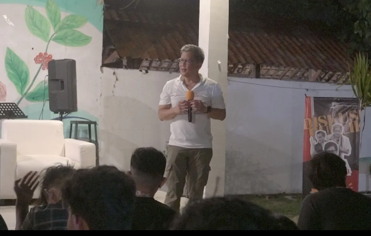 Rocky Gerung Ajak GenZ Surabaya Pilih Pemimpin dengan Nalar Kritis 
