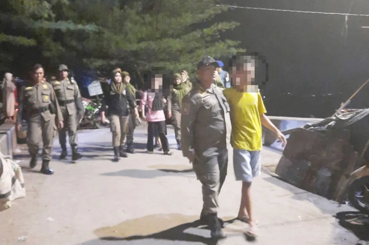 Satpol PP Tangkap Puluhan Muda-Mudi Pesta Miras di Warkop Pangku Suramadu