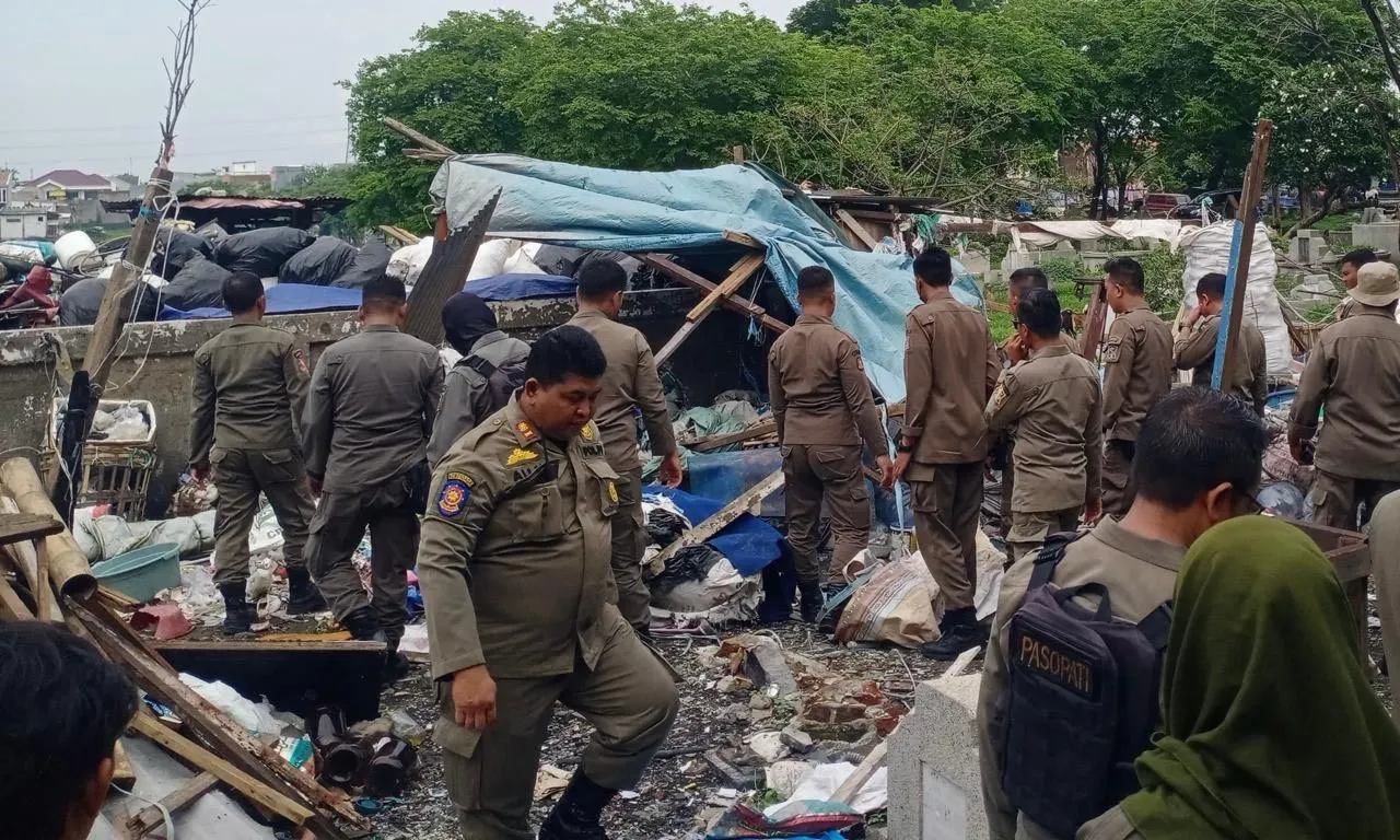 Satpol PP Surabaya Kembali Tertibkan Tiga Bangunan Liar di TPU Putat Jaya