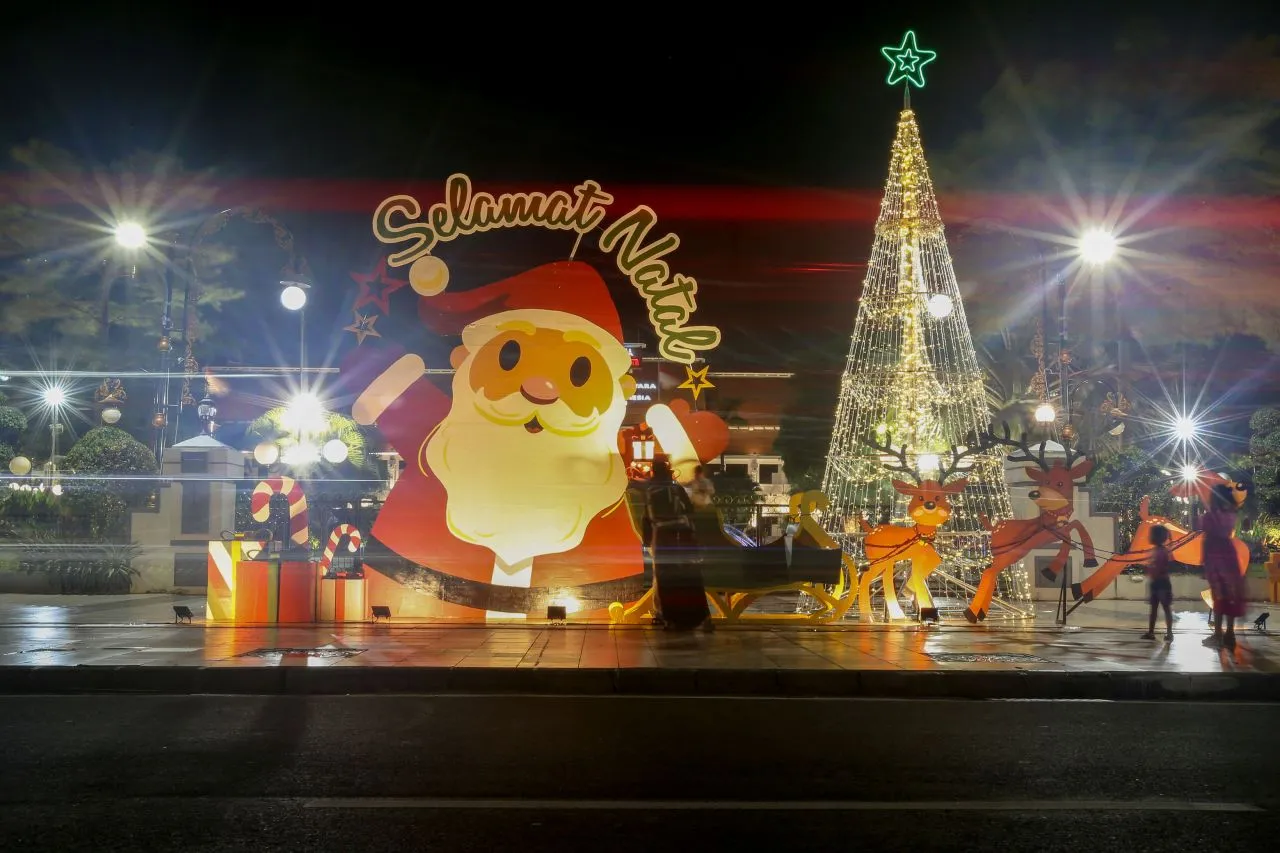 Jelang Natal, Jalan Protokol Surabaya Dihiasi Ornamen Tematik
