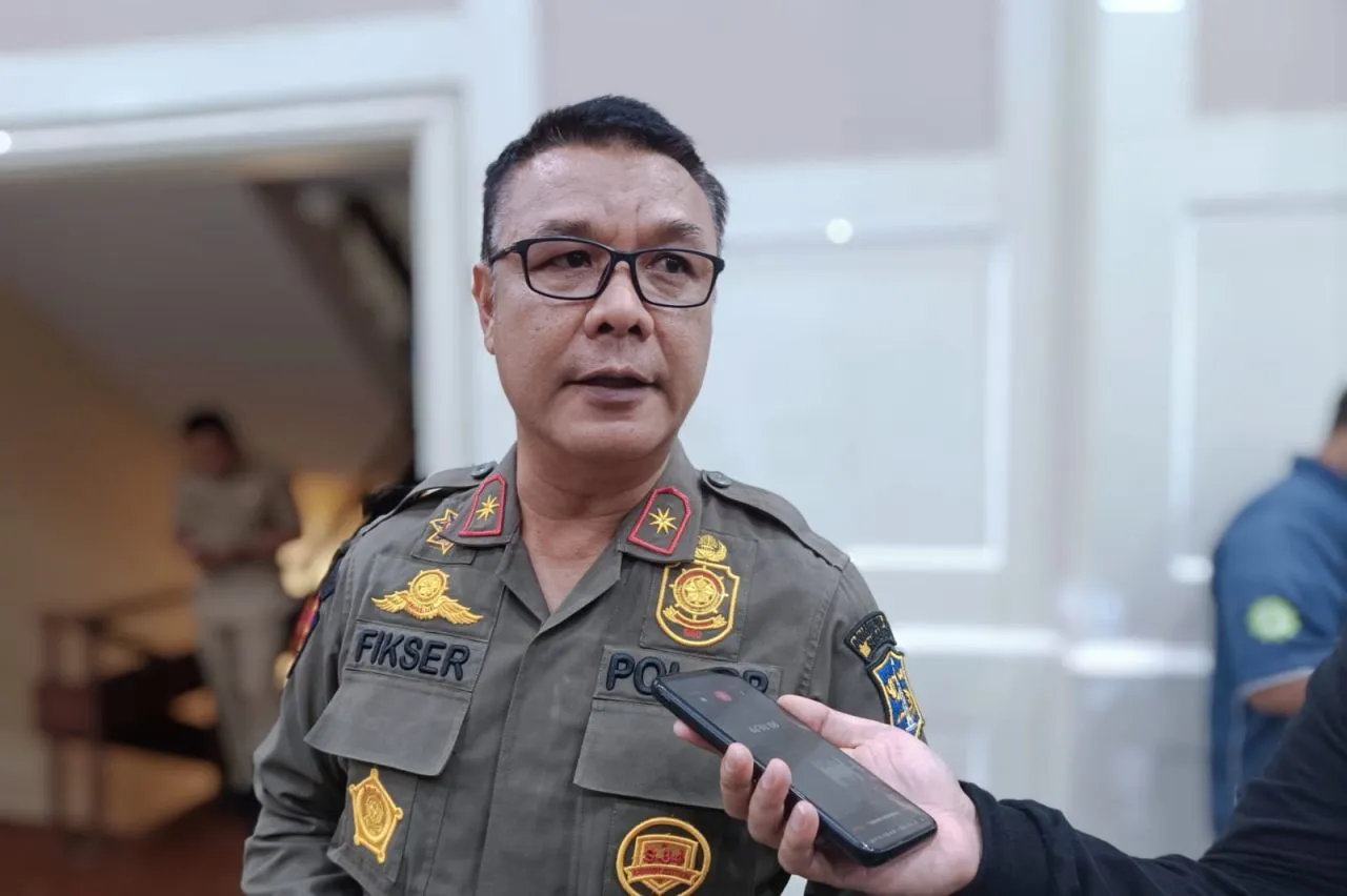Satpol PP Surabaya Bubarkan Puluhan Remaja Hendak Tawuran di Kya-kya
